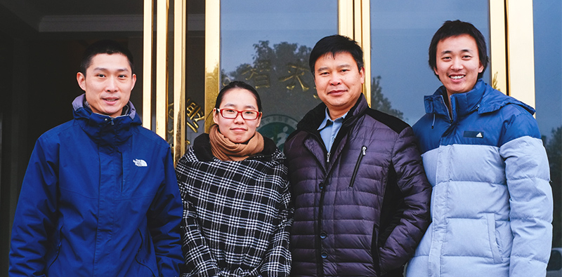 梓集设计师乐康（左一）、刘奇才（右一）、中方一中校长刘子松（右二）、PEER项目总监许虹（左二）